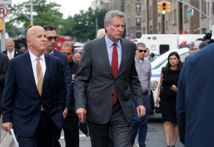 Cục điều tra liên bang FBI của thành phố New York cho biết hiện tại vẫn chưa thấy vụ xả súng có liên quan tới khủng bố. Thị trưởng New York đến thị sát hiện trường. Ảnh: REUTERS