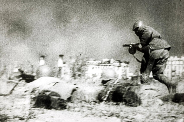 Chiến sĩ Hồng quân Liên Xô xông lên tấn công quân Đức ở Stalingrad. Vài tháng sau khi mở màn trận Stalingrad, Tập đoàn quân số 6 của Đức Quốc xã đã lâm vào thế tuyệt vọng trong vòng vây, đói khát và chết rét trong mùa đông nước Nga lạnh cắt da cắt thịt. Tập đoàn quân số 6 bị xóa sổ hoàn toàn vào ngày 2/ 2/1943. (Nguồn: Spiegel.de)