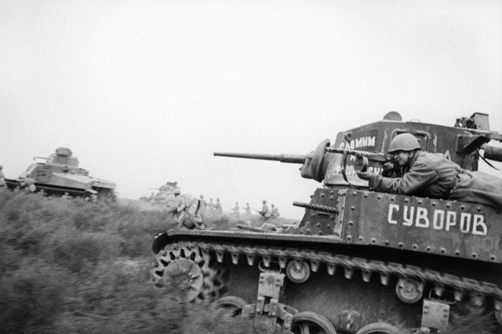 Xe tăng của Hồng quân Liên Xô tiến đánh quân phát xít Đức ở Stalingrad hồi tháng 10/1942. Trùm phát xít Hitler đã bị hoàn toàn bất ngờ trước lực lượng dự bị hùng hậu của Hồng quân Liên Xô được tung vào trận đánh Stalingrad. (Nguồn: Spiegel.de)