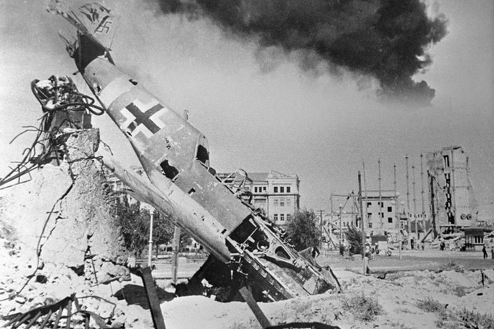 Chiến đấu cơ Messerschmitt Bf 109 bị bắn hạ ở Stalingrad trong năm 1942. Khi Tập đoàn quân số 6 của Đức Quốc xã bị vây khốn ở Stalingrad, Bộ chỉ huy Quân đội Đức đã phải dùng chiến đấu cơ Messerschmitt Bf 109 để lập cầu hàng không cứu viện cho đám binh sĩ bị bao vây. (Nguồn: Spiegel.de)