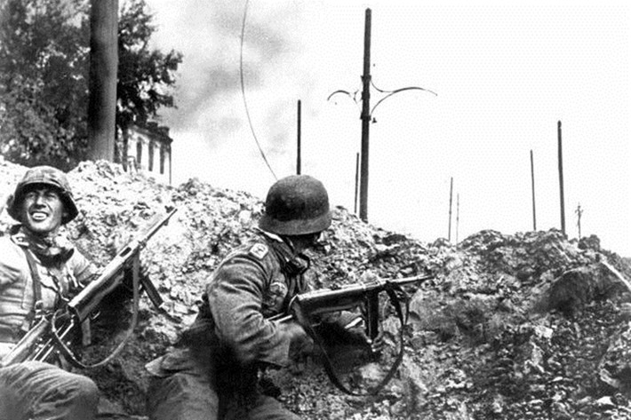 Lính Đức trong cuộc chiến giành giật từng ngôi nhà góc phố ở Stalingrad với Hồng quân Liên Xô. Tổng cộng có tới 700.000 người của cả hai bên đã bị chết trong trận Stalingrad, bắt đầu từ ngày 23/8/1942 và kết thúc vào ngày 2/2/1943. (Nguồn: Spiegel.de)