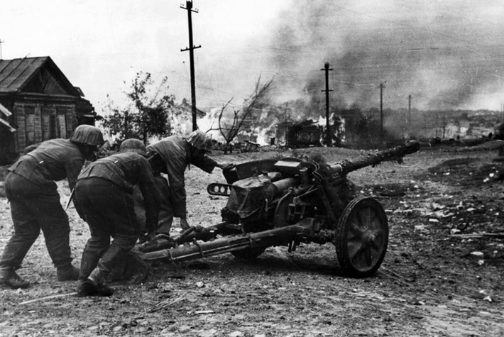 Binh sĩ Đức bị vây hãm tuyệt vọng triển khai pháo chống tăng ở Stalingrad. Khi mùa đông đến, cái đói, cái lạnh khủng khiếp và những đợt tấn công liên tục của Hồng quân Liên Xô đã làm suy kiệt nhanh chóng lực lượng Đức ở trong thành phố này. (Nguồn: Spiegel.de)