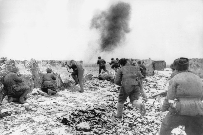 Các chiến sĩ Hồng quân Liên Xô trong trận đánh lịch sử Stalingrad. Đến tháng 11/1942, tình trạng của 230.000 binh sĩ Đức Quốc xã đã trở nên vô vọng. (Nguồn: Spiegel.de)