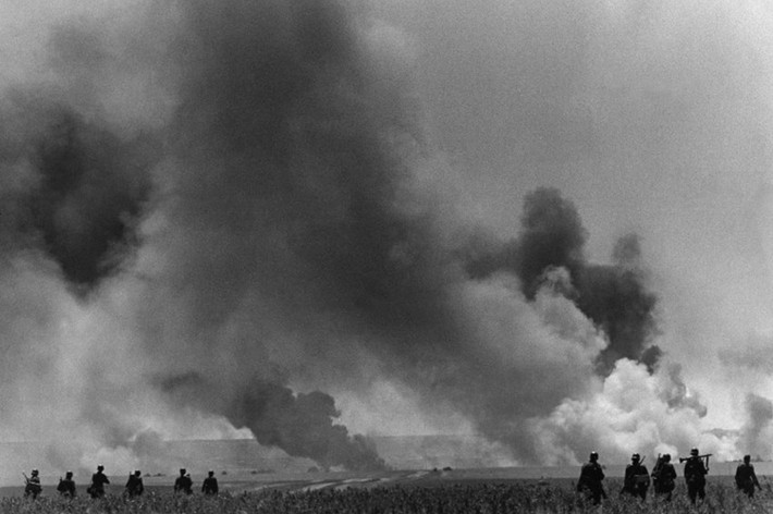 Một kho đạn của Hồng quân Liên Xô bị cháy nổ, khi quân phát xít Đức tiến đánh Stalingrad trong tháng 8/1942. Mặc dù đã kiểm soát 90% thành phố Stalingrad, nhưng quân Đức đã không thể triệt tiêu những ổ đề kháng cuối cùng của Hồng quân Liên Xô bên bờ Tây sông Volga, trong khi thời tiết khắc nghiệt của mùa Đông nước Nga đang đến gần. (Nguồn: Spiegel.de)