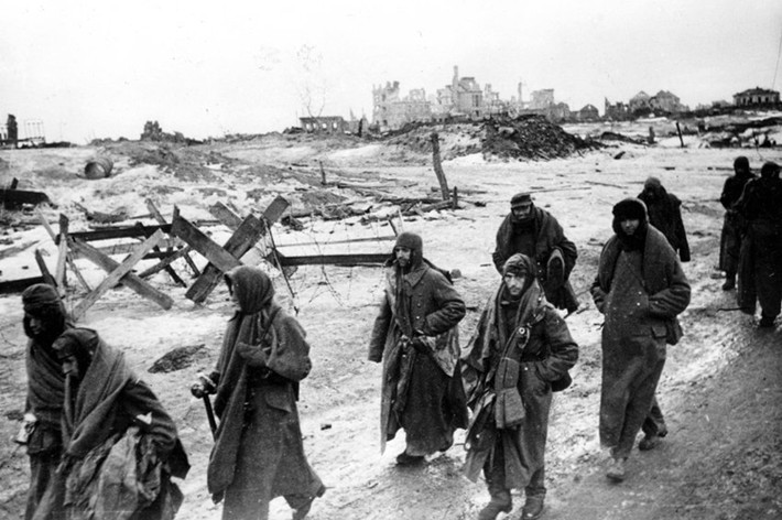 Khoảng 100.000 binh sĩ Đức đã bị bắt làm tù binh trong trận Stalingrad. Stalingrad là một trong những trận đánh đẫm máu nhất lịch sử, với con số thương vong có thể lên đến hơn 2 triệu người. (Nguồn: Spiegel.de)