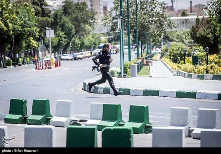 Lực lượng an ninh Iran tiến vào tòa nhà Quốc hội. Ảnh: Tasnim News Agency