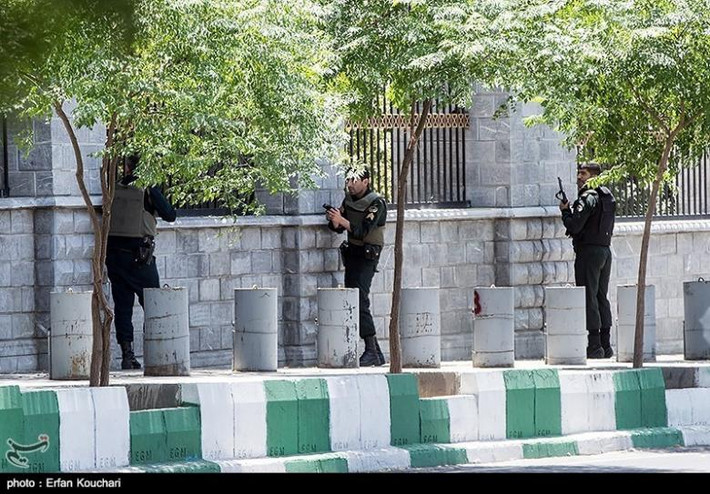 Lực lượng an ninh Iran vây chặt tòa nhà Quốc hội không cho những kẻ khủng bố chạy thoát. Có tin nói một kẻ đánh bom liều chết là phụ nữ. Ảnh: Tasnim News Agency
