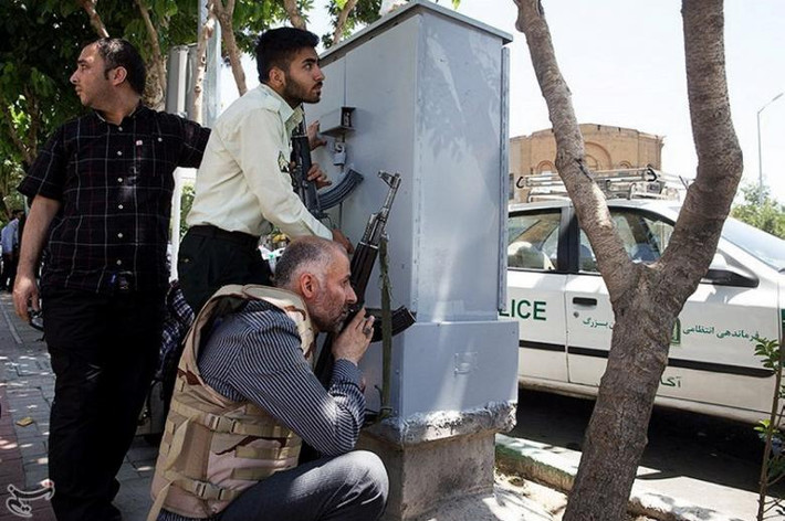 Truyền thông Iran đưa tin 4 kẻ tấn công khủng bố ở tòa nhà quốc hội đã bị lực lượng an ninh bắn chết. Trong ảnh: Lực lượng an ninh Iran bao vây tòa nhà Quốc hội Iran. Ảnh: Tasnim News Agency