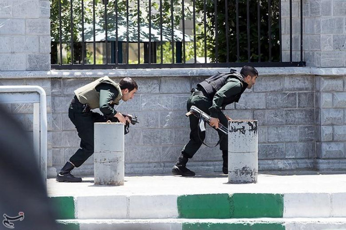 Ít nhất 12 người chết và nhiều người khác bị thương sau vụ tấn công Quốc hội Iran và Lăng Giáo chủ Khomeini tại thủ đô Tehran. Trong ảnh: Các lực lượng Iran ẩn nấp trong cuộc tấn công vào Quốc hội Iran ở thủ đô Tehran ngày 7/6/2017. Ảnh: Tasnim News Agency