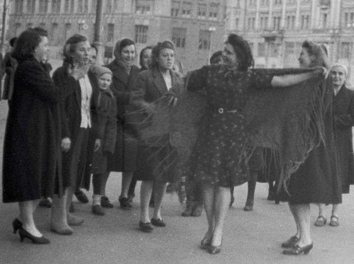 Nhảy múa trên đường phố Moscow trong Ngày Chiến thắng 9/5/1945.