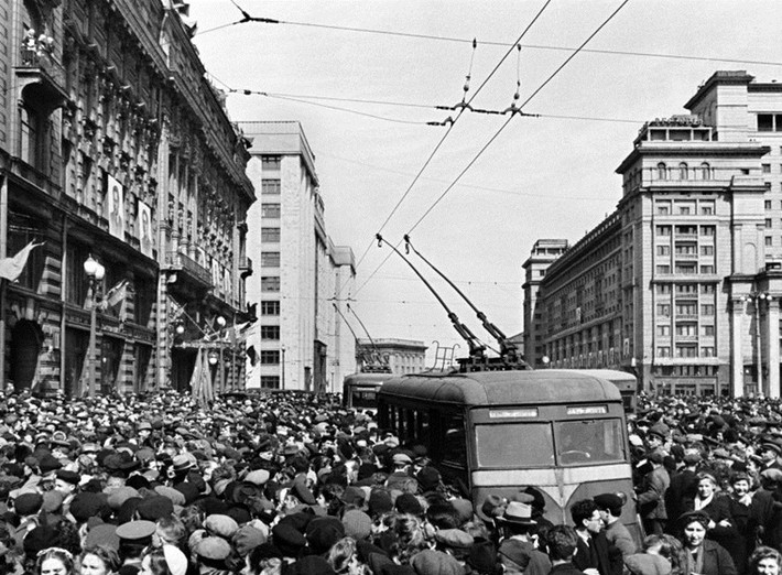 Không khí Ngày Chiến thắng 9/5/1945 gần Đại sứ quán Mỹ ở Moscow.