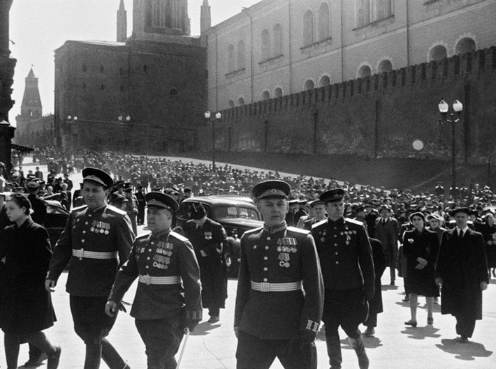 Các sĩ quan Hồng quân Liên Xô và dân chúng Moskva trên Quảng trường Đỏ ngày 9 tháng 5 năm 1945.