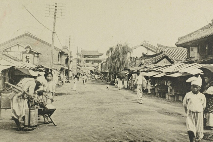Ảnh chụp trong khoảng năm 1910 về cuộc sống thường nhật của người dân tại phố Taedongmun ở Bình Nhưỡng. (Nguồn: Daily Mail)