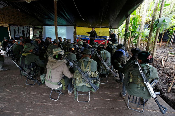 Các thành viên Mặt trận 51 của FARC đang lắng nghe cấp trên giải thích về tiến trình hòa bình với Chính phủ Colombia tại một lán trại ở Cordillera Oriental. Ảnh REUTERS