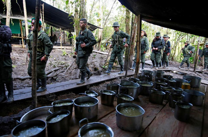 Về tương lai chính trị, FARC sẽ không liên kết với bất kỳ chính đảng nào để thành lập một đảng hợp hiến. Trong ảnh: Các chiến binh của Mặt trận 51 xếp hàng lấy thức ăn tại một căn cứ ở Cordillera Oriental, Colombia. Ảnh REUTERS