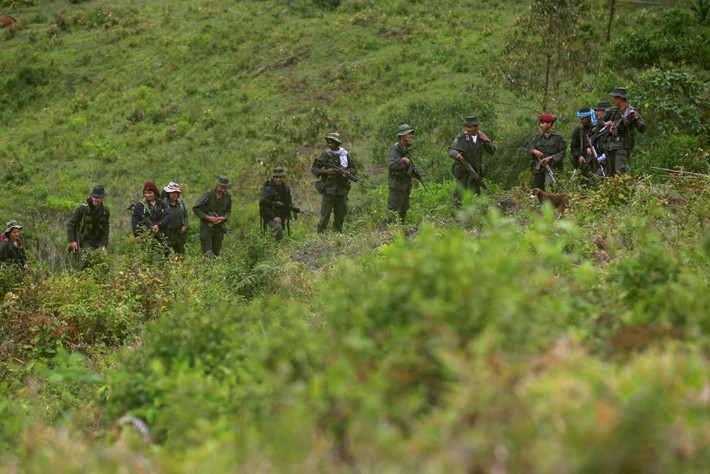 Từ năm 1964, các cuộc xung đột vũ trang tại Colombia đã cướp đi sinh mạng của 260.000 người, khiến 45.000 người mất tích, và khoảng 6,6 triệu người đã phải rời bỏ nhà cửa. Trong ảnh: Một đội tuần tra của FARC. Ảnh REUTERS