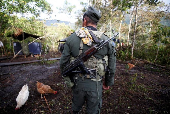 FARC khẳng định sẽ trở thành một phong trào chính trị rộng mở, dân chủ và mang tính chất phe đối lập. Trong ảnh: Một tay súng của FARC ở khu lán trại Cordillera Oriental chuẩn bị làm quen với cuộc sống đời thường. Ảnh REUTERS