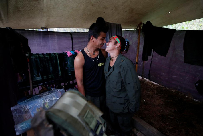 Một vấn đề hiện các bên tham gia đàm phán ở La Habana vẫn đang xem xét là chính đảng của FARC có nhận được kinh phí hoạt động hay không. Trong ảnh: Yeimi và Sebastian, thành viên của Mặt trận 51, tình tự trong lều bạt. Ảnh REUTERS