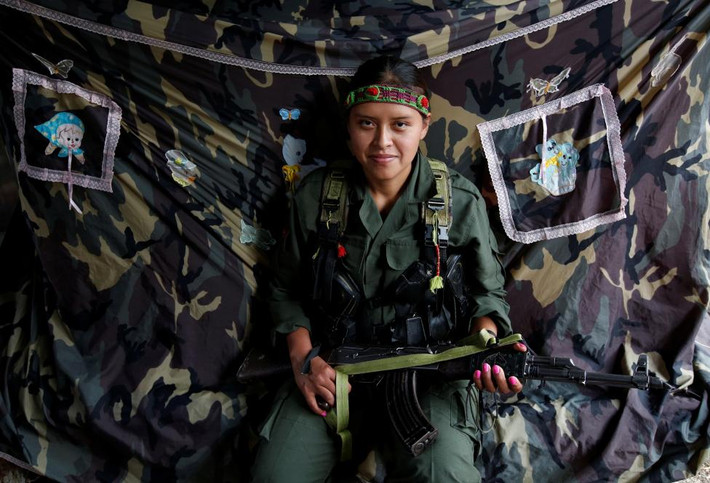 Một trong những lo ngại là liệu các tay súng của FARC có bị trả thù sau khi giải giáp vũ khí như từng diễn ra với Liên minh Yêu nước trước đây. Trong ảnh: Leidi, một thành viên của Mặt trận 51, chụp ảnh trong lán trại ở Cordillera Oriental. Ảnh REUTERS