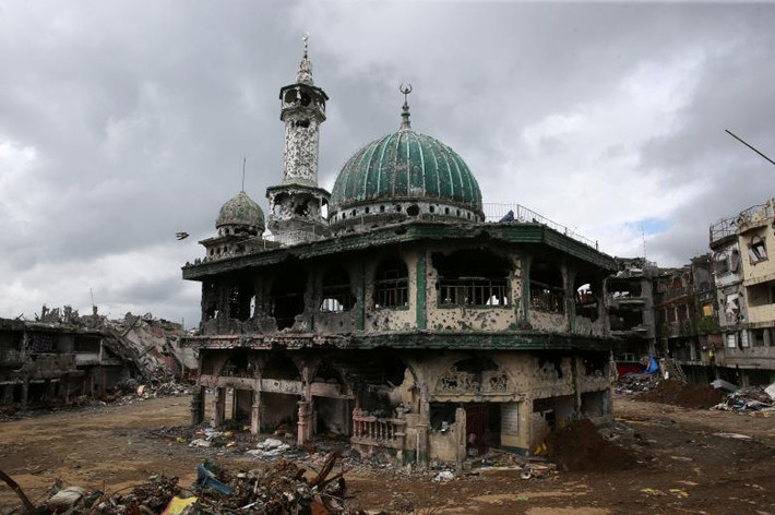 Một nhà thờ Hồi giáo bị chiến tranh tàn phá nặng nề ở thành phố Marawi. Ảnh: REUTERS