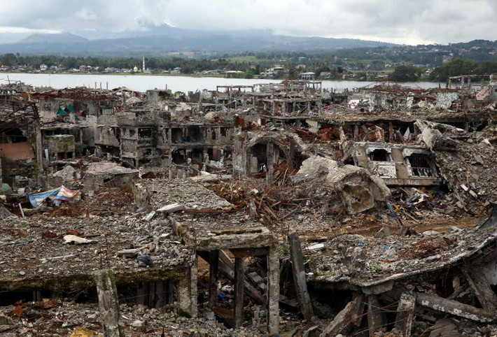 Thành phố Marawi sau chiến tranh giống như bị ném bom rải thảm. Ảnh: REUTERS