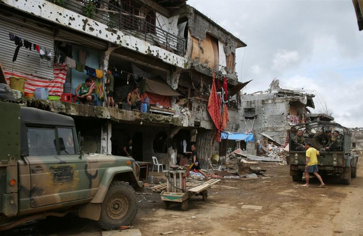 Binh sĩ Philippines tuần tra trong thành phố. Ảnh: REUTERS