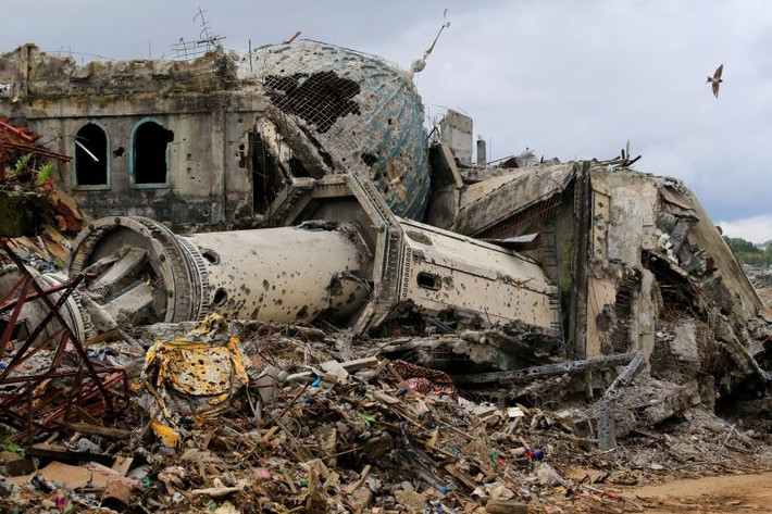 Nhà thờ Hồi giáo bị đổ sụp tại thành phố Marawi. Ảnh: REUTERS