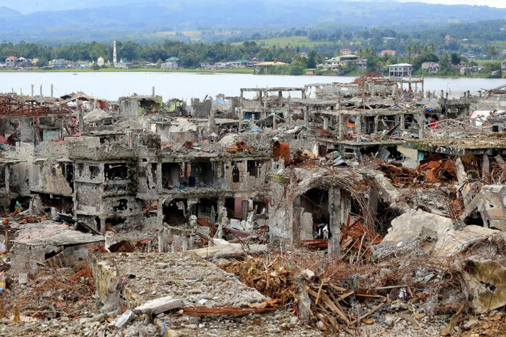 Hơn 1.000 người chết và thành phố Marawi bị phá hủy tan tànhtrong cuộc chiến giữa Quân đội Philippines và nhóm Maute/Abu Sayyaf tuyên thệ trung thành với IS. Ảnh: REUTERS