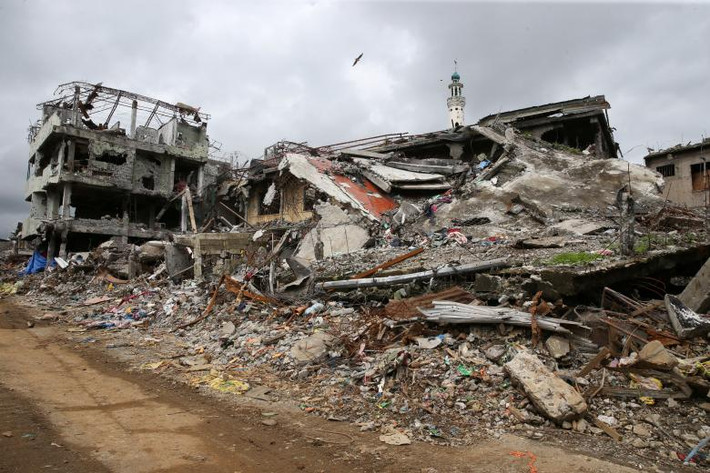 Các ngôi nhà đổ nát khác bên trong thành phố Marawi. Ảnh: REUTERS