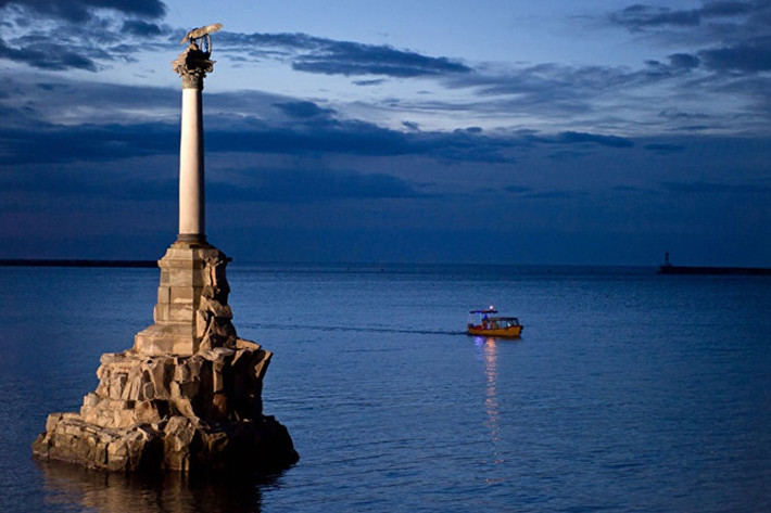Sevastopol: Quân xâm lược Đức nhiều lần tấn công đánh chiếm thành phố Sevastopol: tháng 11 và tháng 12 năm 1941, tháng Năm và tháng Sáu năm 1942. Cuộc chiến một mất một còn kéo dài 250 ngày và Sevastopol đã trở thành một biểu tượng về lòng dũng cảm của nhân dân Liên Xô.