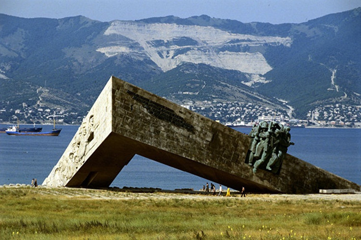 Novorossiysk: Vào mùa hè năm 1942, Hitler đã phát động cuộc tấn công về phía nam, cố gắng chiếm khu vực dầu mỏ vùng Kavkaz và Stalingrad. Cuộc phòng thủ Novorossiysk kéo dài hơn một năm.