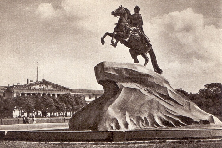 Leningrad (St. Petersburg): Ngày 8/9/1941, phát xít Đức siết chặt vòng vây phong tỏa Leningrad. Trong hai năm rưỡi bị phong tỏa, 900.000 cư dân Leningrad đã chết vì bom đạn, vì đói, vì lạnh. Nhưng thành phố anh hùng này đã không đầu hàng.
