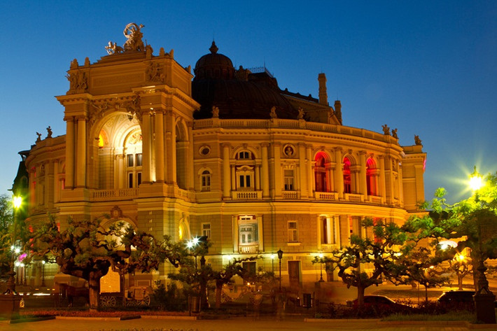 Odessa: Ngày 13/8/1941, quân Romania và Đức bao vây thành phố bằng đường bộ, chặn đường tiếp viện của hải quân. Thành phố anh hùng này đã cầm cự anh dũng suốt 73 ngày đêm trong Chiến tranh Vệ quốc vĩ đại.