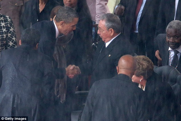 Tổng thống Obama và Chủ tịch Raul Castro đã thực hiện cú “bắt tay lịch sử” trong tang lễ của Tang thống Nam Phi Nelson Mandela, tổ chức tại Johannesburg hồi tháng 12/2013.