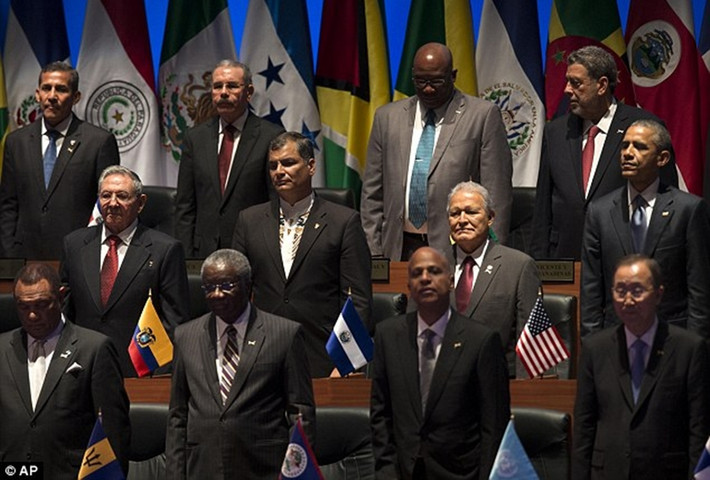Tổng thống Barack Obama (hàng giữa bên phải) và Chủ tịch Cuba Raul Castro của (hàng giữa bên trái) tham dự lễ khai mạc Hội nghị thượng đỉnh các nước châu Mỹ.