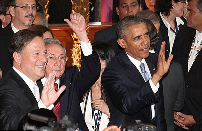 Tổng thống Barack Obama (phải) và Chủ tịch Raul Castro trước lễ khai mạc Hội nghị thượng đỉnh các nước châu Mỹ lần thứ VII.