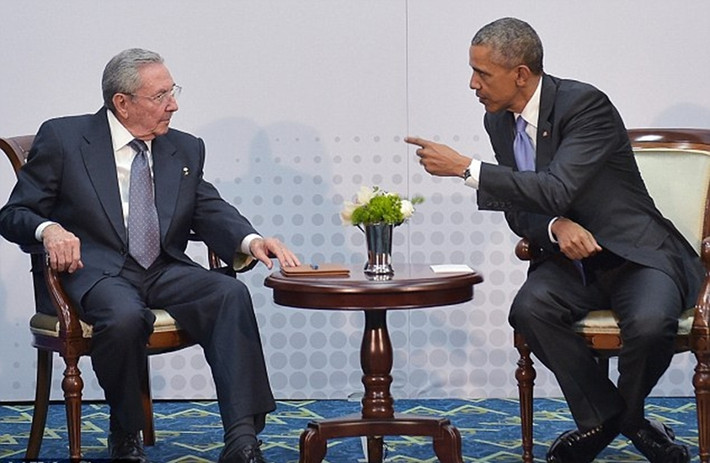 Trong phòng họp nhỏ ở Thành phố Panama, Chủ tịch Cuba Raul Castro và Tổng thống Barack Obama tiến hành cuộc hội đàm cấp cao Cuba-Mỹ đầu tiên trong hơn 50 năm qua.