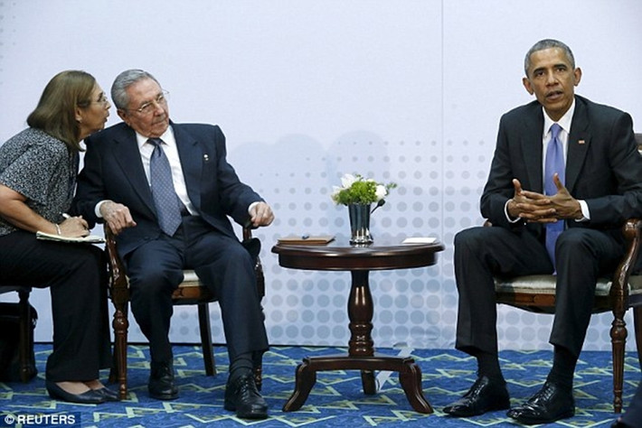 Chủ tịch Raul Castro chăm chú nghe phiên dịch viên khi Tổng thống Obama phát biểu.