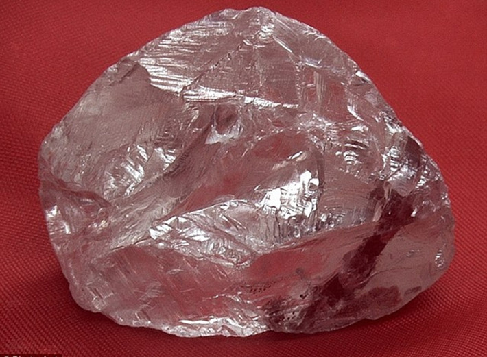 Viên kim cương lớn nhất thế giới nặng 621 carat và trị giá 4 tỷ USD. Trong khi viên kim cương lớn nhất tìm được ở Yakutia nặng 342 carat.