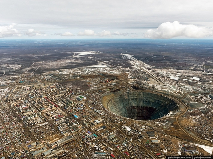 Mỏ kim cương có trữ lượng nhiều nhất được khai thác ở Yakutia hồi những năm 1950 và các mỏ kim cương ở đây chiếm 99% sản lượng kim cương của Liên bang Nga và 1/4 tổng sản lượng thế giới.