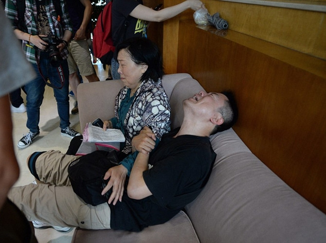 Thân nhân của những người bị lật tàu vô cùng đau khổ. Trong ảnh là một người đàn ông khóc nức nở và lo cho mạng sống của hai bố mẹ già đi trên con tàu bị lật chìm.