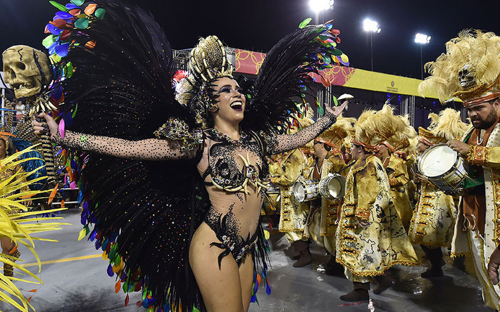 Nữ vũ công của Trường múa Unidos de Vila Maria khoe tài tại Lễ hội Carnival Sao Paulo ngày 6/2.