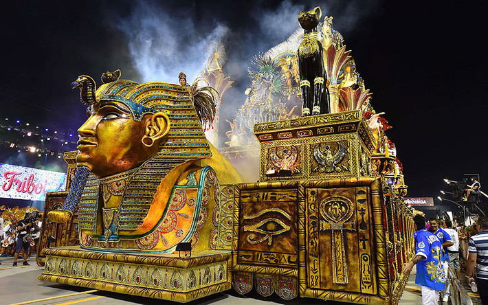Khán đài di động mang phong cách Ai Cập cổ đại của Trường mua Aguia de Ouro tại Lễ hội Carnival Sao Paulo.