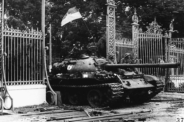 Xe tăng Quân giải phóng húc đổ cánh cổng tiến vào Dinh Độc Lập trong ngày 30/4/1975. Ngày 2/7/1976, Việt Nam đã thống nhất và mang tên Cộng hòa Xã hội Chủ nghĩa Việt Nam.