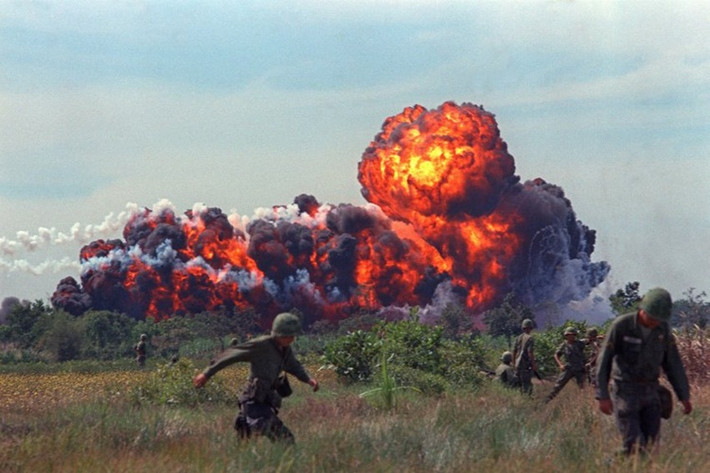 Ném bom Napalm xuống miền nam Việt Nam: Trong năm 1965, Mỹ bắt đầu đổ quân vào trực tiếp tham gia Chiến tranh Việt Nam để cứu nguy chế độ ngụy quyền đang thua liểng xiểng trước Quân giải phóng.