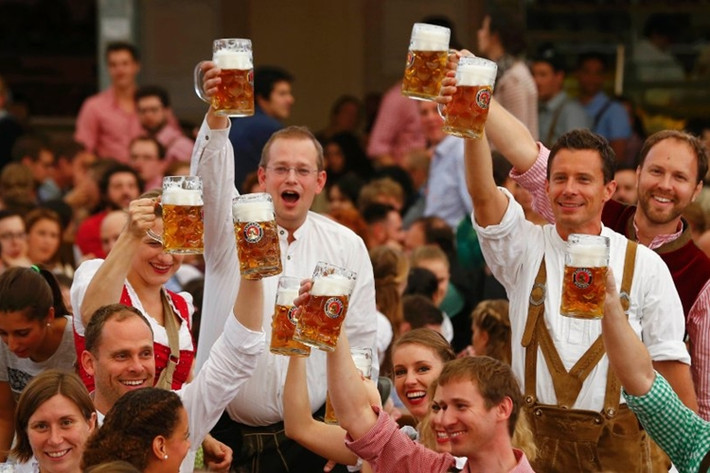 Oktoberfest được tổ chức tại Công viên Theresienwiese, là nơi tập trung hơn 30 căn lều bia, phục vụ du khách cả ngày lẫn đêm và thu hút khoảng 6 triệu lượt người từ khắp nơi trên thế giới đến tham dự mỗi năm.