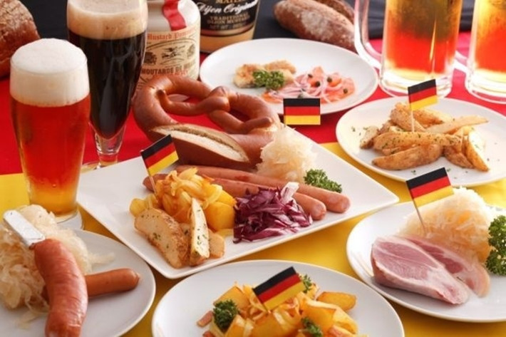 Đi kèm với những vại bia nổi tiếng được sản xuất tại Munich là những món ăn đặc sản địa phương cũng nổi tiếng không kém.