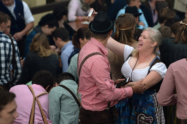 Tại Lễ hội bia Oktoberfest lần thứ 182 này, người ta cũng uống bia và nhảy múa hết mình.
