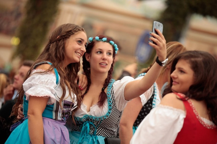 Chụp ảnh "tự sướng" tại Lễ hội Oktoberfest 2015.