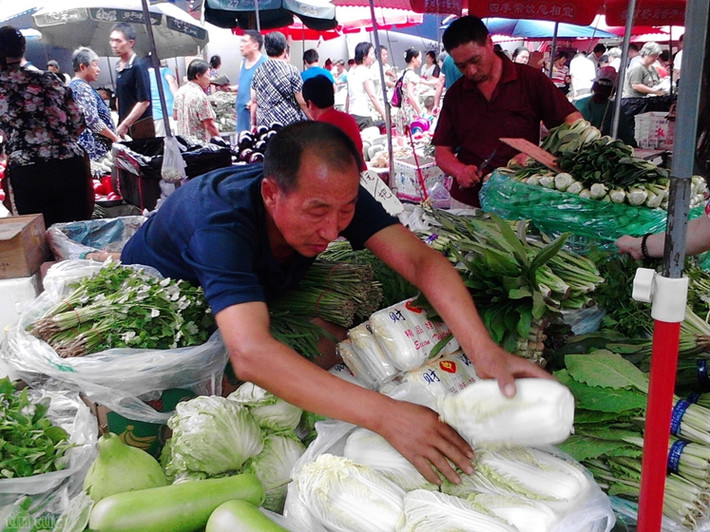 Họ là người dân ở ngoại thành Bắc Kinh, mang các loại rau củ quả do mình trồng đi bán.